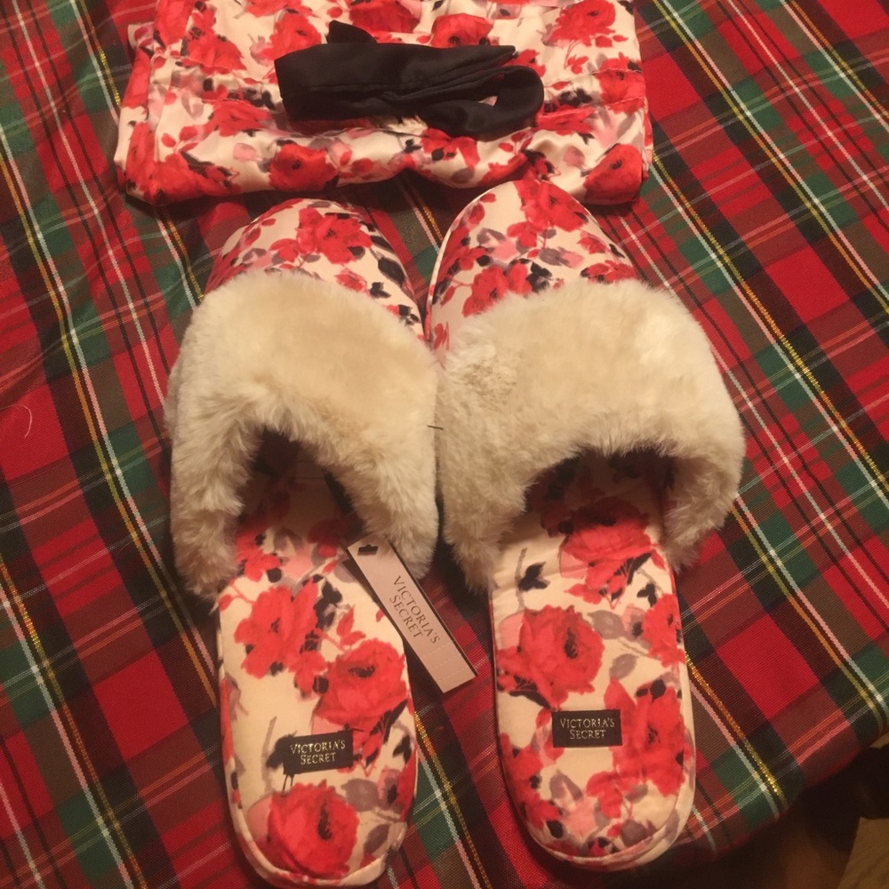 Victoria secret slippers Size large & matching bag